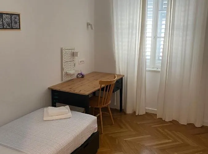 Apartment Specious And Newly Decorated At Bacvice